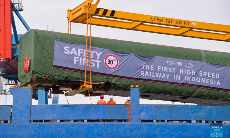 Photo taken on Sept. 2, 2022 shows a high-speed electric passenger train, customized for the Jakarta-Bandung high-speed railway, being unloaded from a vessel in Tanjung Priok Port in Jakarta, Indonesia. A high-speed electric passenger train and an inspection train, made in China and customized for the Jakarta-Bandung High-Speed Railway (HSR) project, arrived in the Jakarta Port from China's Qingdao Port on Thursday. (Photo: Xinhua)