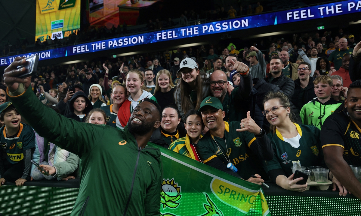 South Africa's Siya Kolisi (front) takes photos with fans after the Rugby Championship match between Australia and South Africa at Allianz Stadium in Sydney, Australia on September 3, 2022. Photo: AFP