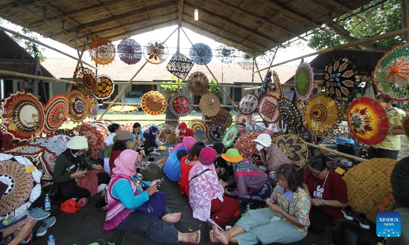 People attend the Indonesia Umbrella Festival at Pura Mangkunegaran in Surakarta, Central Java, Indonesia, Sept. 4, 2022.Photo:Xinhua