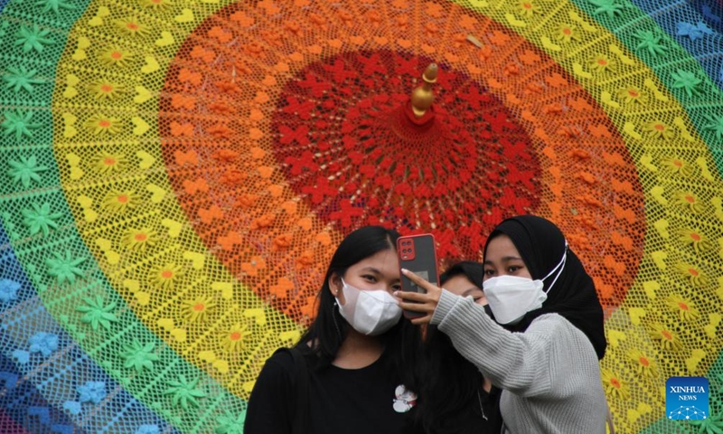 People take selfies during the Indonesia Umbrella Festival at Pura Mangkunegaran in Surakarta, Central Java, Indonesia, Sept. 4, 2022.Photo:Xinhua