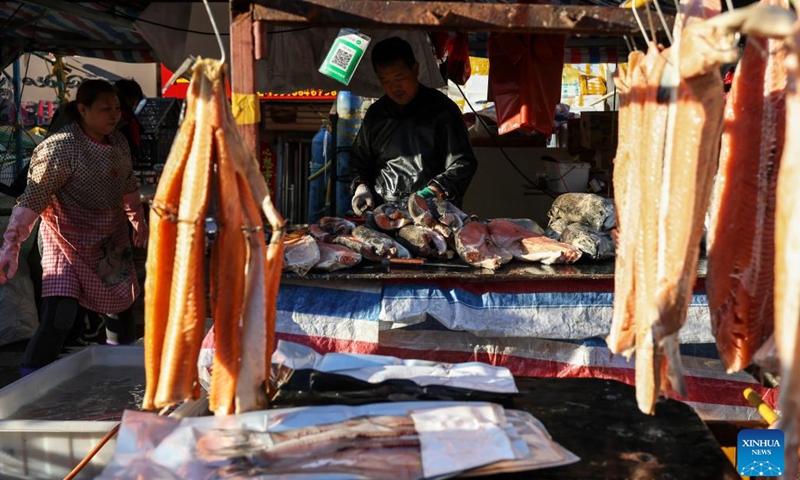 Photo taken on Sept. 4, 2022 shows fish aired in front of a stall at Dongji fish market, literally means the easternmost fish market, in Fuyuan City, northeast China's Heilongjiang Province. Fuyuan, China's easternmost city, is dubbed capital of freshwater fish in China, as the rivers here have an abundance of freshwater fish.(Photo: Xinhua)