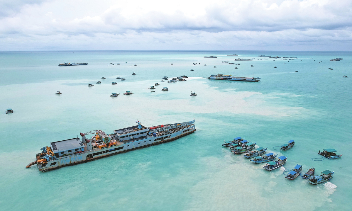 Bamboo rafts and dredging ships search for tin ore in the Matras Beach area in Sungai Liat, Indonesia on September 5, 2022. Indonesian miners have started heading out to sea as global demand for top Indonesian export metals keeps rising. Photo: VCG