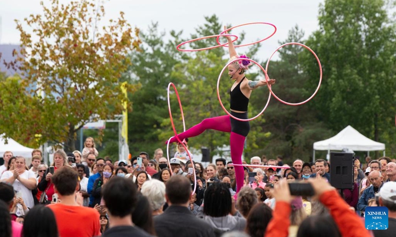 A busker performs during the 2022 Toronto International BuskerFest in Toronto, Canada, on Sept. 5, 2022. This annual event was held here from Sept. 2 to 5 with dozens of buskers from around the world participating the activity.(Photo: Xinhua)