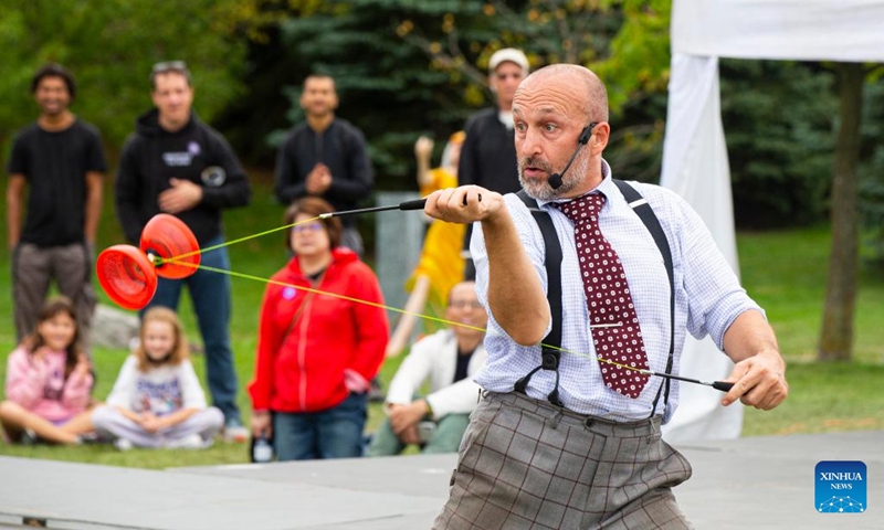 A busker plays with diabolo during the 2022 Toronto International BuskerFest in Toronto, Canada, on Sept. 5, 2022. This annual event was held here from Sept. 2 to 5 with dozens of buskers from around the world participating the activity.(Photo: Xinhua)