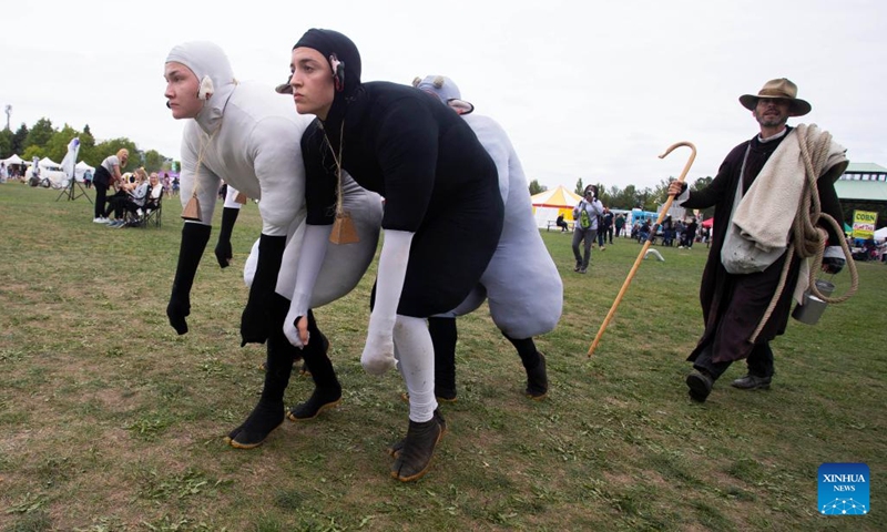 Dressed-up buskers perform during the 2022 Toronto International BuskerFest in Toronto, Canada, on Sept. 5, 2022. This annual event was held here from Sept. 2 to 5 with dozens of buskers from around the world participating the activity.(Photo: Xinhua)