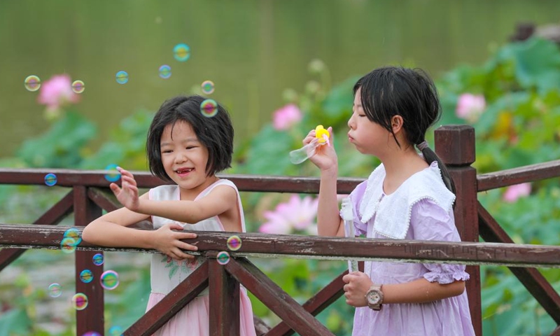 Children have fun at a scenic area during Mid-Autumn Festival holiday in Yuping Dong Autonomous County of Tongren, southwest China's Guizhou Province, Sept. 11, 2022.Photo:Xinhua