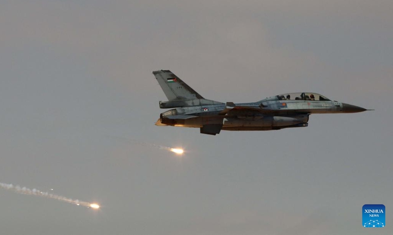 A fighter jet takes part in the Eager Lion military drill near the city of Zarqa in Jordan, Sept. 14, 2022. The annual Eager Lion military drill hosted by the Jordan Armed Forces kicked off on Sunday in the kingdom with the participation of 26 foreign militaries. More than 4,000 military personnel and 1,000 civilians participated the drill, which runs until Sept. 15, state-run Al-Mamlaka TV reported, citing the drill's spokesman Mustafa Al-Hiyari.(Photo: Xinhua)