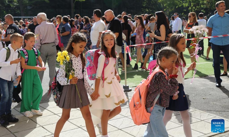 Students enter their school in Sofia, Bulgaria, Sept. 15, 2022. A new school year kicked off in Bulgaria on Thursday.(Photo: Xinhua)