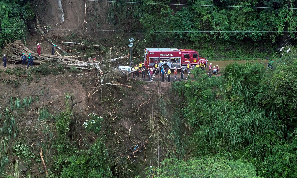 This handout image made available by Costa Rica's Fire Department press office shows the site where a bus and two other vehicles were pushed off a cliff by a landslide caused by heavy rains, in Cambroner, Alajuela Province, 80km west of San Jose on September 18, 2022. Photo: VCG
