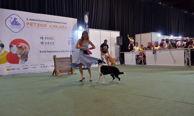 A dog trainer and a dog at the 3rd Ankara Pet Products Expo in Ankara, Türkiye, on Sept. 18, 2022.(Photo: Xinhua)