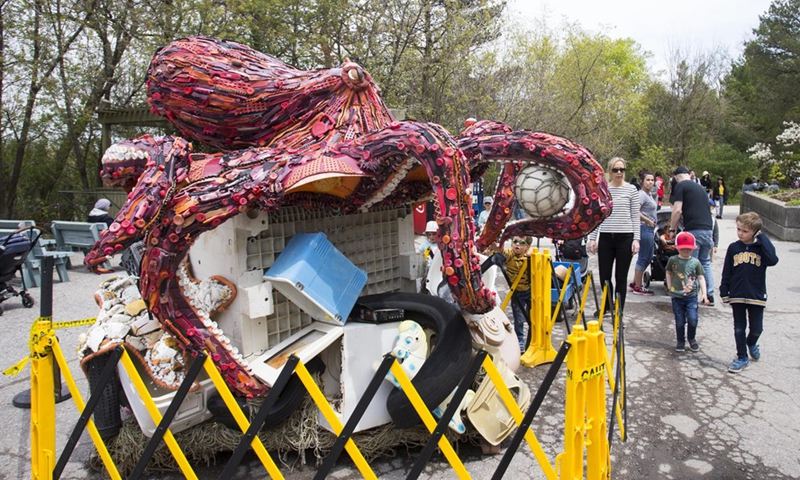 People look at the art installation Octopus during the exhibition Washed Ashore: Art to Save the Sea at the Toronto Zoo in Toronto, Canada, May 19, 2019.(Photo: Xinhua)