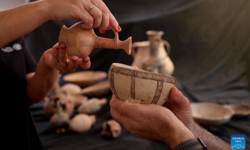 Archeologists show pottery vessels in which opium remains were found, in Jerusalem, on Sept. 20, 2022.(Photo: Xinhua)