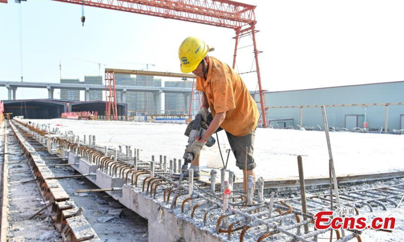 2022年10月8日，工人们在中国南方广东省中山市的建筑工地工作。（照片：中新社/陈继民）