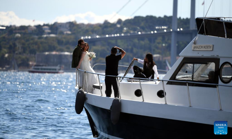 A couple pose on a boat in Bosporus Strait in Istanbul, Türkiye, Sept. 24, 2022. (Xinhua/Shadati)