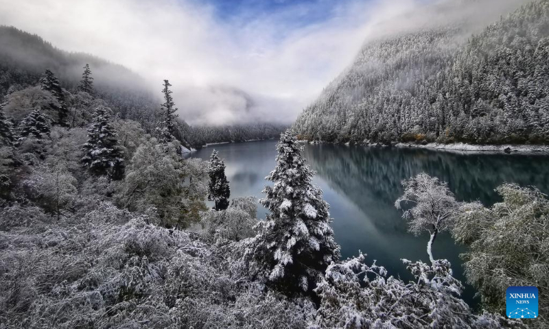 Photo taken on Oct. 7, 2022 shows a view of the Jiuzhaigou scenic area after snow in southwest China's Sichuan Province. (Photo by Liang Feng/Xinhua)