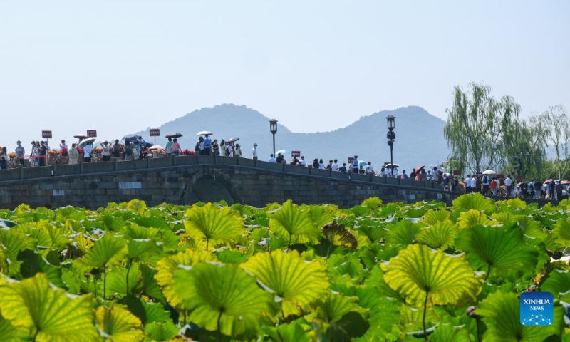 Tourists visit the West Lake scenic area during the National Day holiday in Hangzhou, east China's Zhejiang Province, Oct. 2, 2022. (Xinhua/Xu Yu)