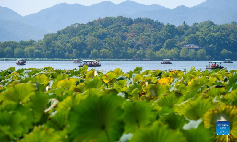 Tourists take boats at the West Lake scenic area during the National Day holiday in Hangzhou, east China's Zhejiang Province, Oct. 2, 2022. (Xinhua/Xu Yu)