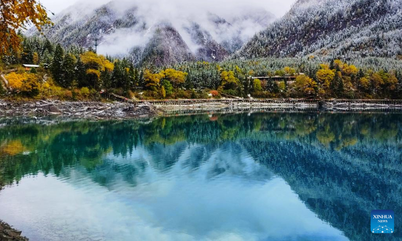 Photo taken on Oct. 7, 2022 shows a view of the Jiuzhaigou scenic area after snow in southwest China's Sichuan Province. (Photo by Liang Feng/Xinhua)