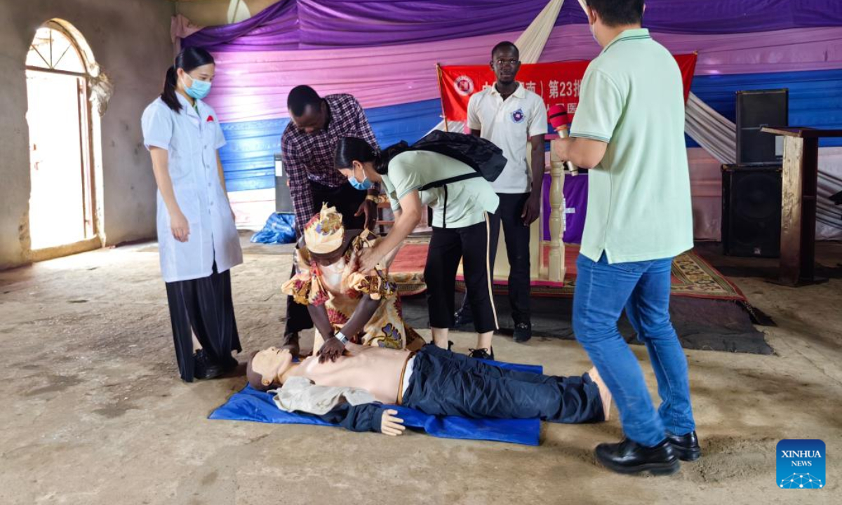 Chinese doctors show local residents first-aid skills in the Hastings Community in Freetown, Sierra Leone, Oct. 2, 2022. The 23rd batch of the Chinese medical team in Sierra Leone on Sunday provided first-aid training to local communities to boost their capacities for dealing with emergencies. Photo:Xinhua