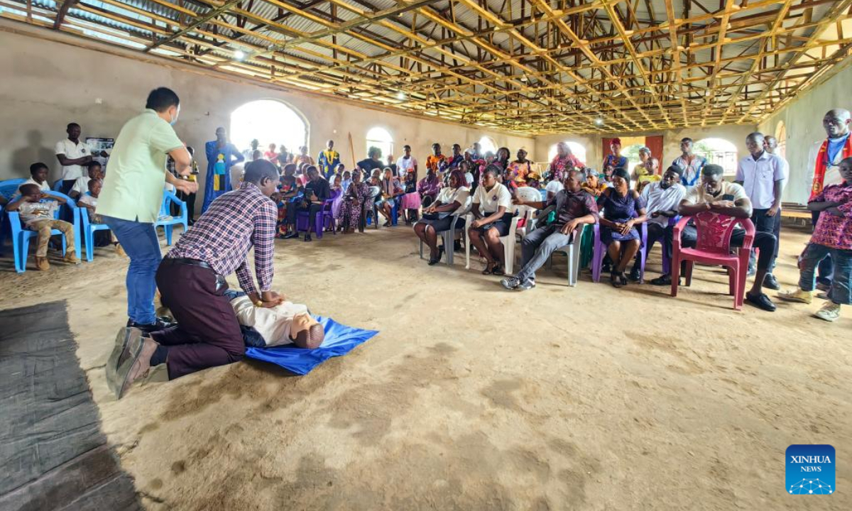 A Chinese doctor shows local residents first-aid skills in the Hastings Community in Freetown, Sierra Leone, Oct. 2, 2022. The 23rd batch of the Chinese medical team in Sierra Leone on Sunday provided first-aid training to local communities to boost their capacities for dealing with emergencies. Photo:Xinhua