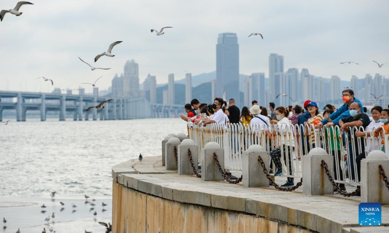 Citizens are seen at the Xinghai Square in Dalian, northeast China's Liaoning Province, Oct. 1, 2022. (Photo by Zou Jingyi/Xinhua)