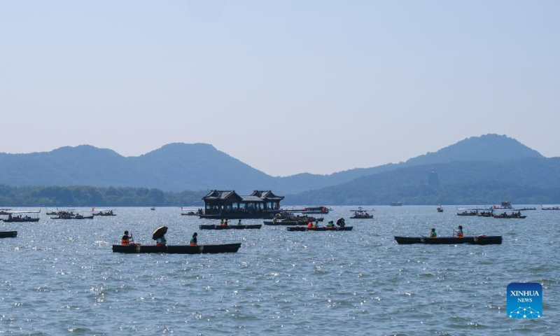 Tourists take boats at the West Lake scenic area during the National Day holiday in Hangzhou, east China's Zhejiang Province, Oct. 2, 2022. (Xinhua/Xu Yu)