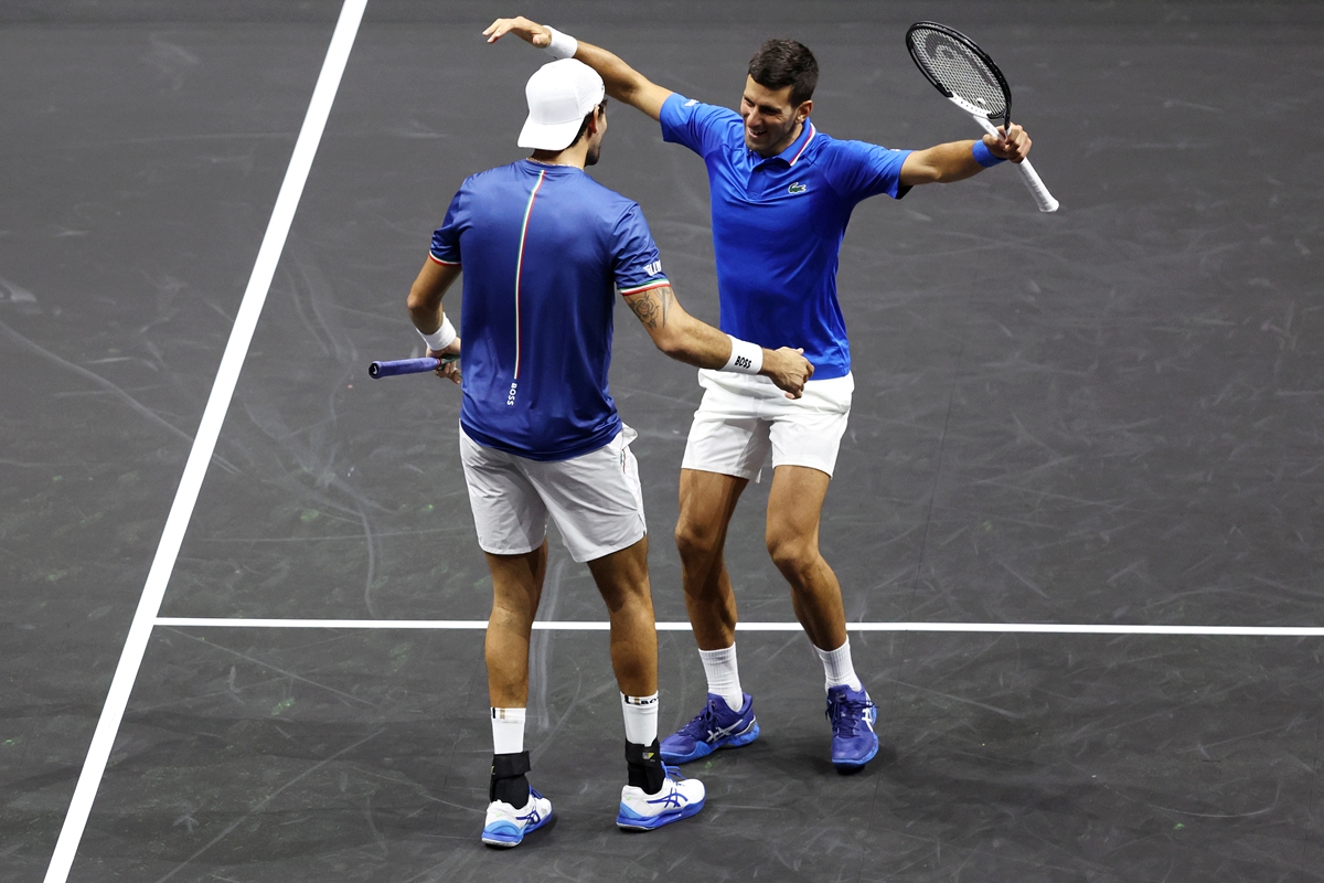 Matteo Berrettini (left) and Novak Djokovic celebrate their victory on September 24, 2022 in London, England.  Photo: VCG