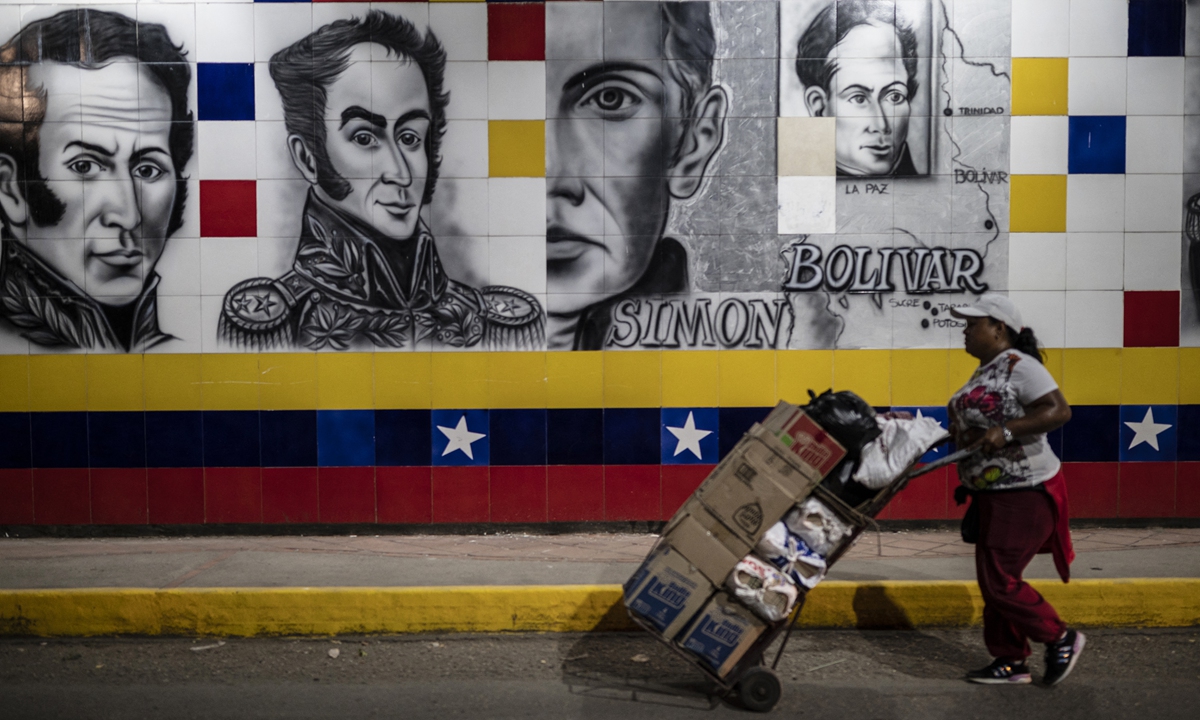 A Venezuelan woman pushes a cart with purchases made in Colombia after crossing the Simon Bolivar International Bridge at the border between Venezuela and Colombia in San Antonio del Tachira, Venezuela, on September 24, 2022. Venezuela and Colombia will open their land and air borders on September 26 after being partially closed in 2015 and completely closed in 2019 after the breaking of diplomatic relations. Photo: AFP