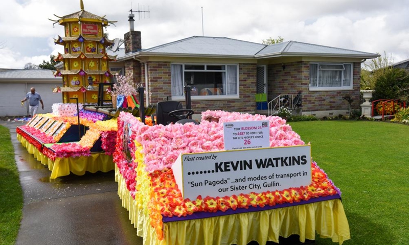 Kevin Watkins drives his Chinese-themed Guilin Sun Pagoda float to a meeting point of the Hastings Blossom Parade in Hastings, New Zealand on Sept. 24, 2022.Photo:xinhua