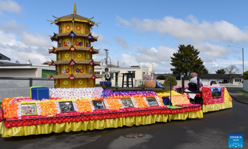 Kevin Watkins drives his Chinese-themed Guilin Sun Pagoda float to a meeting point of the Hastings Blossom Parade in Hastings, New Zealand on Sept. 24, 2022.Photo:xinhua