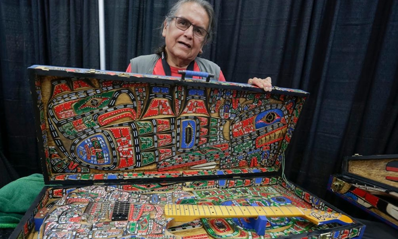 An exhibitor presents a handmade guitar at the Vancouver International Guitar Festival in Vancouver, Canada, on Sept. 24, 2022.Photo:Xinhua