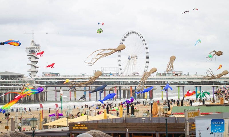 Kites hover above the beach during a kite festival in the Hague, the Netherlands, on Sept. 24, 2022.Photo:Xinhua