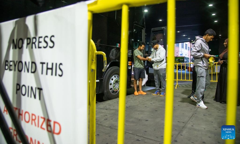 Migrants arrive at the Port Authority bus terminal in New York, the United States, on Sept. 27, 2022. New York City will set up and open transitory humanitarian emergency response and relief centers in the coming weeks to handle the influx of migrants transported from Texas and other border states, announced New York City Mayor Eric Adams recently.(Photo: Xinhua)