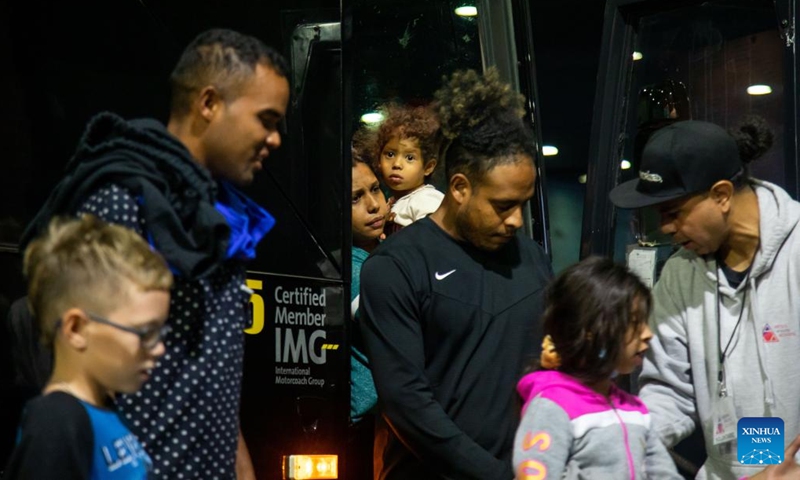 Migrants arrive at the Port Authority bus terminal in New York, the United States, on Sept. 27, 2022. New York City will set up and open transitory humanitarian emergency response and relief centers in the coming weeks to handle the influx of migrants transported from Texas and other border states, announced New York City Mayor Eric Adams recently.(Photo: Xinhua)