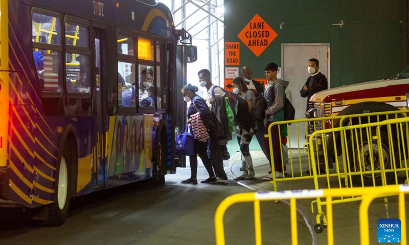 Migrants leave for a shelter from the Port Authority bus terminal in New York, the United States, on Sept. 27, 2022. New York City will set up and open transitory humanitarian emergency response and relief centers in the coming weeks to handle the influx of migrants transported from Texas and other border states, announced New York City Mayor Eric Adams recently.(Photo: Xinhua)