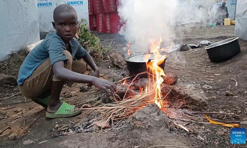 Photo taken on Sept. 18, 2022 shows a displaced child cooking on a makeshift stove at a temporary shelter in Rumangabo, a town of the North Kivu province, the Democratic Republic of the Congo (DRC).(Photo: Xinhua)