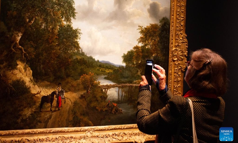 A visitor takes a photo of an artwork at the exhibition Manhattan Masters at the Mauritshuis museum in The Hague, the Netherlands, on Sept. 27, 2022. The special exhibition with ten paintings from The Frick Collection, an art museum in New York, is held here to celebrate the 200th anniversary of the Mauritshuis museum.(Photo: Xinhua)