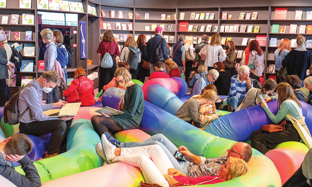 Visitors read books at the Frankfurt Book Fair. Photo: VCG