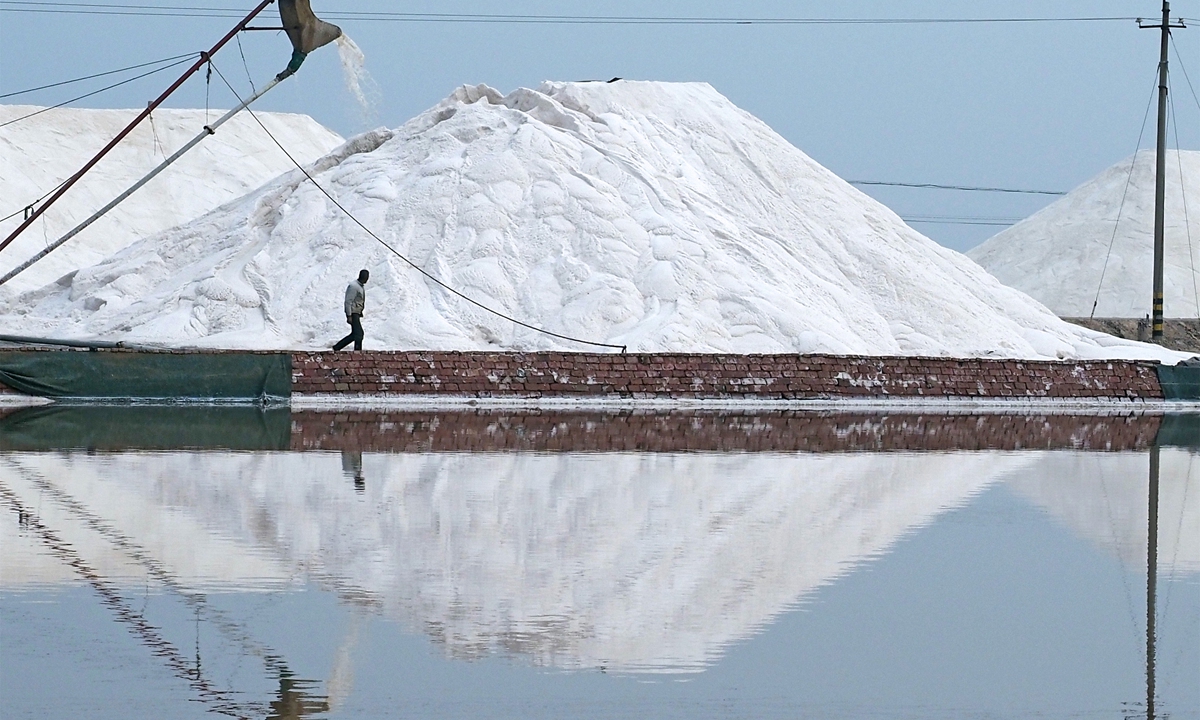 A worker harvests salt in Wudi, East China's Shandong Province on October 25, 2022. Wudi is expected to harvest more than 1 million tons of salt this autumn. Shandong, a major production hub, produces about 23 million tons of sea salt annually. Photo: VCG