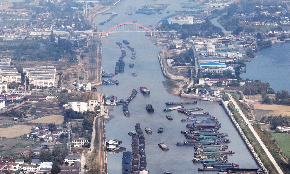 Cargo ships shuttle on the Grand Canal in Yangzhou, East China's Jiangsu Province, on November 3, 2022. The Grand Canal, linking northern and southern parts of China from Beijing to Hangzhou in East China's Zhejiang Province, has a history of more than 2,500 years. Yangzhou is about 245 kilometers north of Hangzhou. Photo: VCG