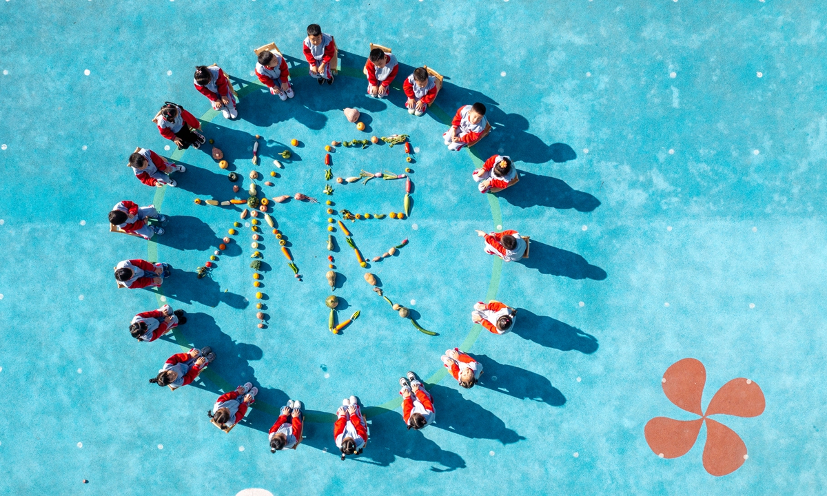 Ahead of World Food Day which falls on October 16, kindergarteners make a circle in a playground and use various vegetables to form the Chinese character <em>liang</em> (grain in English) in Changxing county, East China's Zhejiang Province on October 13, 2022. Photo: CFP