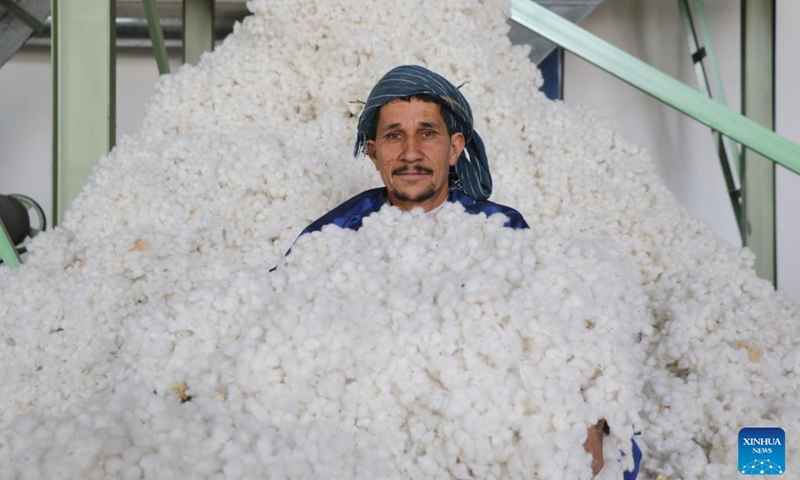 Photo taken on Oct. 10, 2022 shows a worker at a cotton processing plant in Balkh province, Afghanistan. A cotton processing plant at a cost of 2 million U.S. dollars has been inaugurated in Mazar-i-Sharif city, the capital of northern Balkh province, the state-run Bakhtar news agency reported.(Photo: Xinhua)