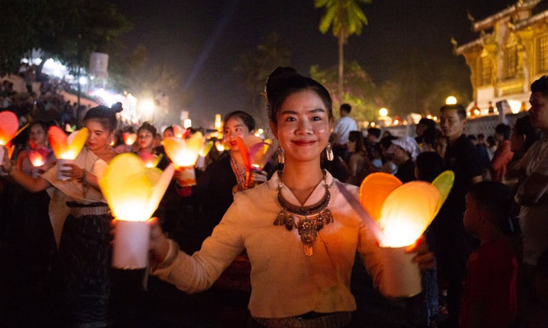 People carried lanterns and paraded with the dragon boats through the ancient town of Luang Prabang, a world heritage site, toward Mekong River on Oct. 11, 2022.(Photo: Xinhua)