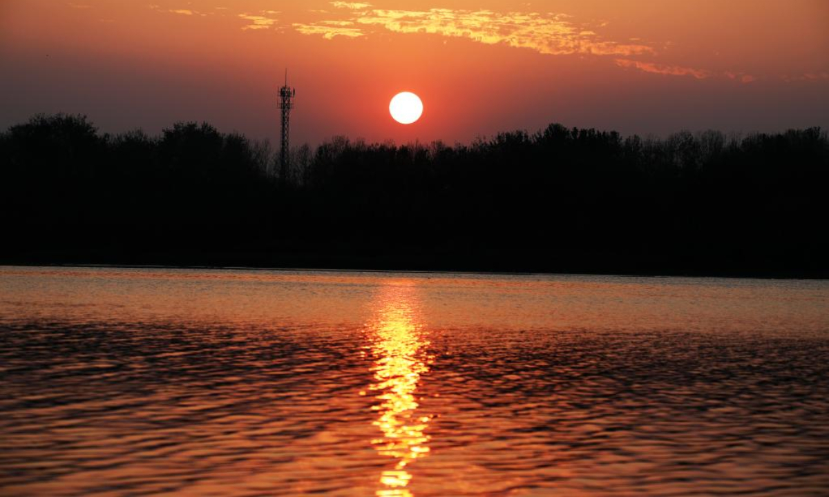 Photo taken on Sep 17, 2022 shows the sunset scenery of the Yihe River in Tancheng County of Linyi, east China's Shandong Province. Photo:Xinhua