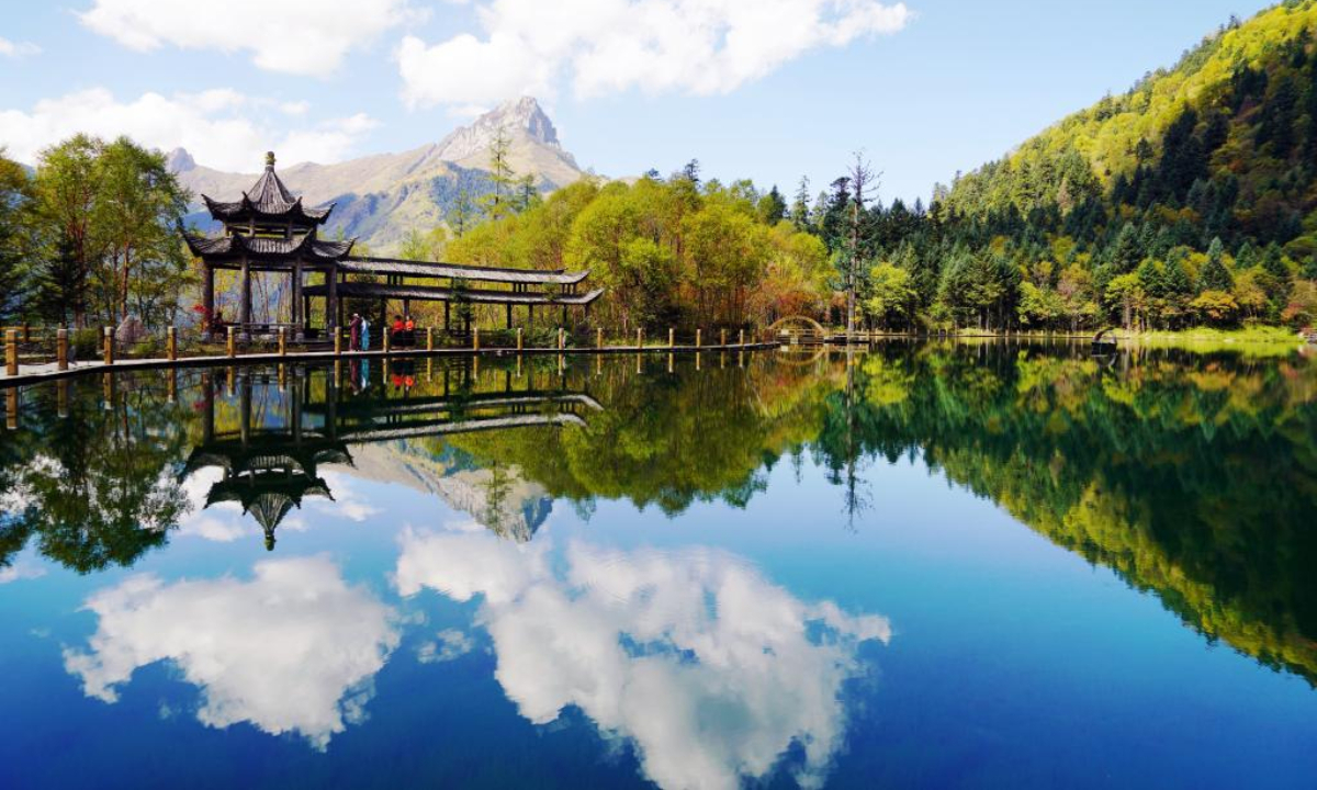 Photo taken on Sep 28, 2022 shows the autumn scenery at Guan'egou national forest park in Dangchang County, northwest China's Gansu Province. Photo:Xinhua