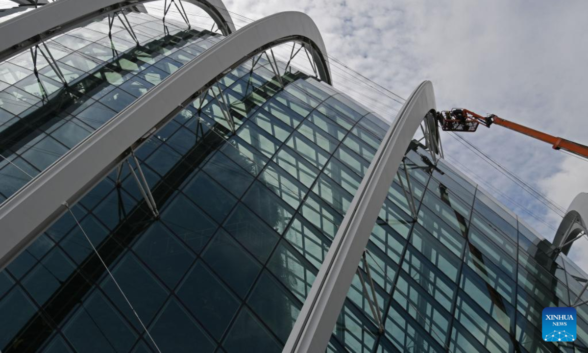 People conduct maintenance work outside the Cloud Forest at Gardens by the Bay in Singapore on Oct 14, 2022. Singapore's Ministry of Trade and Industry announced on Friday that based on advance estimates, the country's gross domestic product (GDP) grew by 4.4 percent year on year in the third quarter of 2022. Photo:Xinhua