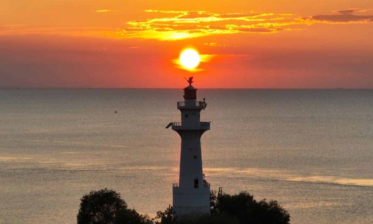 Aerial photo taken on Sep 26, 2022 shows a lighthouse by the Hongze Lake at sunset in Huai'an City, east China's Jiangsu Province. Photo:Xinhua