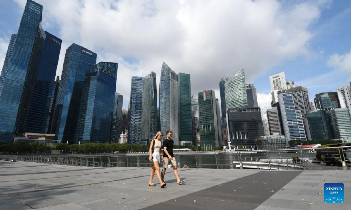 Tourists walk along the Marina Bay in Singapore on Oct 14, 2022. Singapore's Ministry of Trade and Industry announced on Friday that based on advance estimates, the country's gross domestic product (GDP) grew by 4.4 percent year on year in the third quarter of 2022. Photo:Xinhua