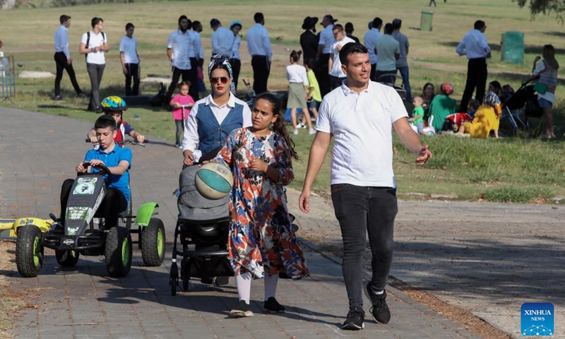 People enjoy themselves at Hayarkon Park during the Sukkot holiday in Tel Aviv, Israel, Oct. 11, 2022.(Photo: Xinhua)