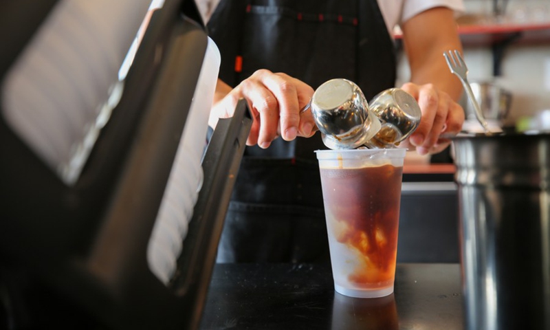 A coffee shop worker makes coffee using a reusable cup in Udo Island of Jeju, South Korea, Oct. 13, 2022.(Photo: Xinhua)